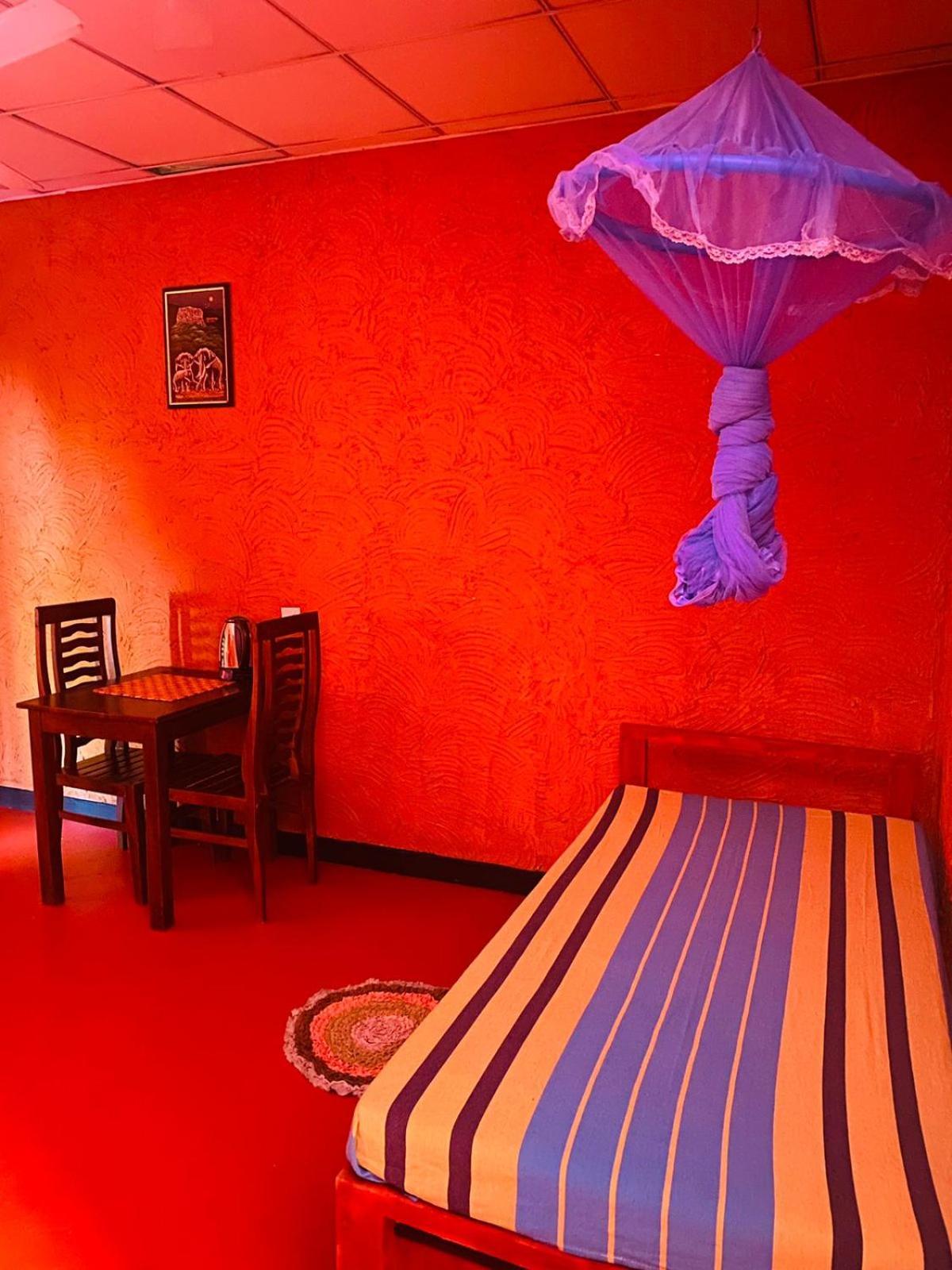 Hotel Hideaway Garage 담불라 외부 사진